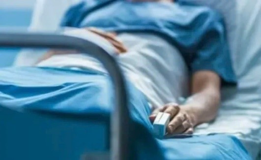 Bác sĩ và y tá tận tâm chăm sóc bệnh nhân, thể hiện tinh thần tương trợ trong những ngày khó khăn theo tử vi ngày 13/9/2024