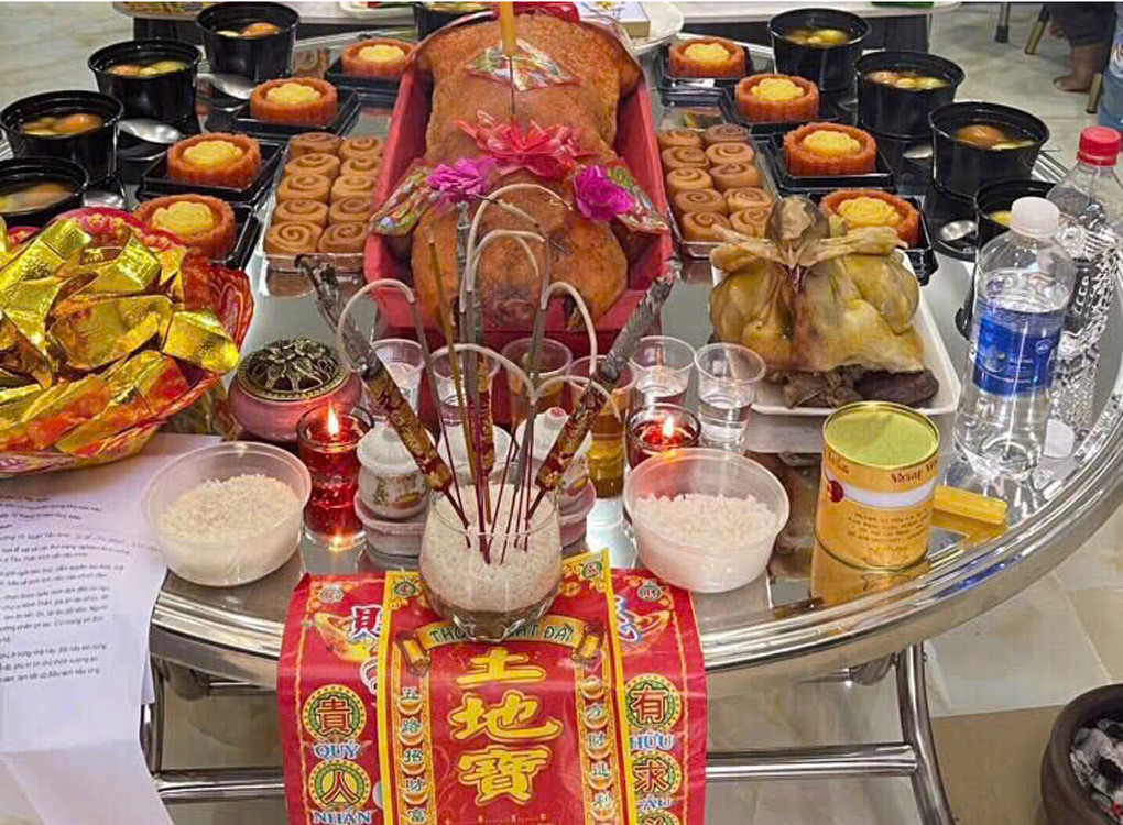Bàn lễ cúng động thổ với các món mặn như gà luộc và bộ tam sên