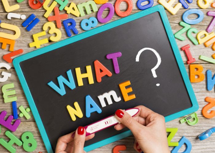 Bàn tay bố mẹ cùng nhau chấm điểm tên con theo quy luật bằng trắc, biểu tượng cho việc đặt tên con theo phong thủy hợp tuổi bố mẹ