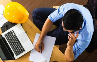 Bàn tay nắm giữ tiền xu, tượng trưng cho tài lộc dồi dào và thuận lợi trong ngày theo lịch ngày tốt