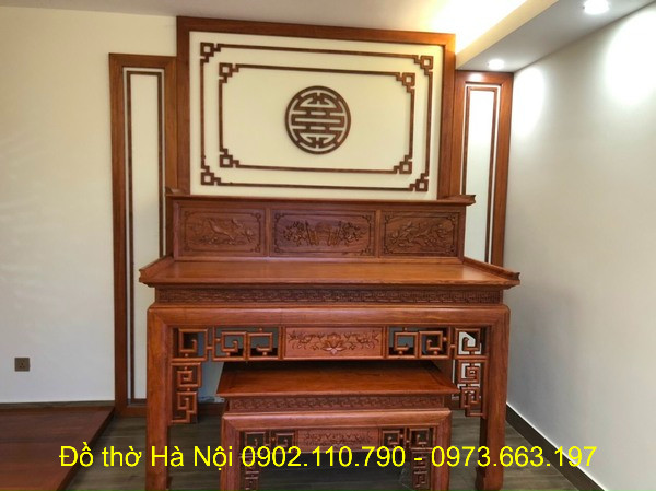 Bàn thờ đứng bằng gỗ hương đá với họa tiết tinh tế, thể hiện lòng thành kính