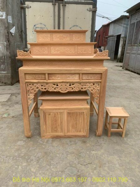 Bàn thờ tam cấp chạm khắc tinh xảo, thể hiện sự trang nghiêm trong không gian thờ cúng