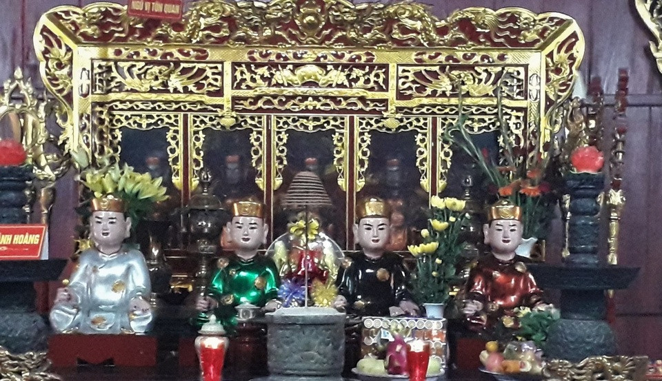 Bàn thờ và tượng Tứ vị Thánh Nương trong Đền Cờn