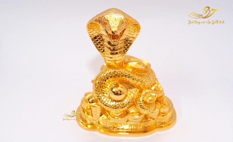 Bàn thờ với tượng Phật và các vật phẩm cúng bái, biểu tượng cho sự an lành và tâm linh sâu sắc, hỗ trợ nữ Kỷ Tỵ 1989 trong năm 2026