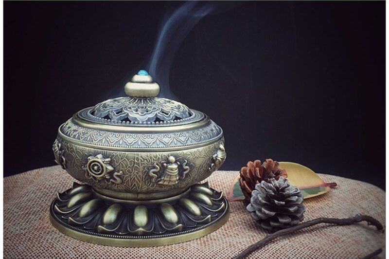 Bảng hiệu khai trương cửa hàng mới, thời điểm lý tưởng để xông nhà cầu tài lộc và sự hanh thông trong kinh doanh.