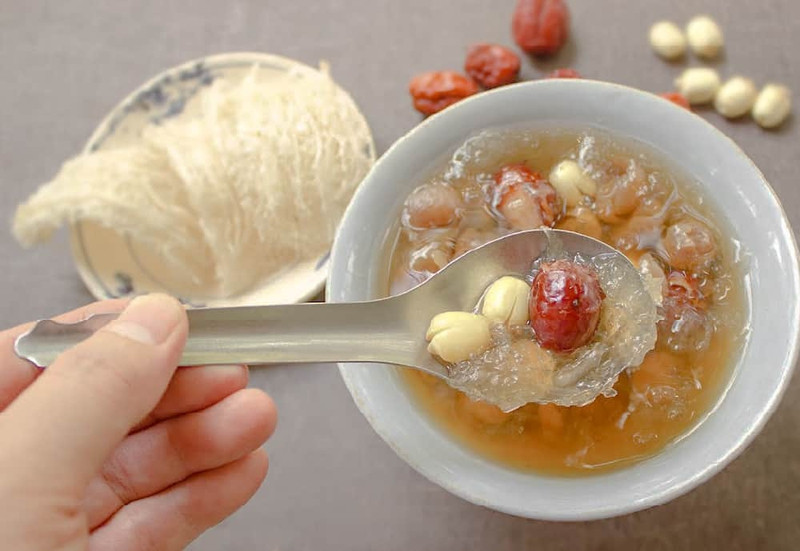Bát yến sào chưng đường phèn, minh họa thời điểm ăn yến giờ nào tốt