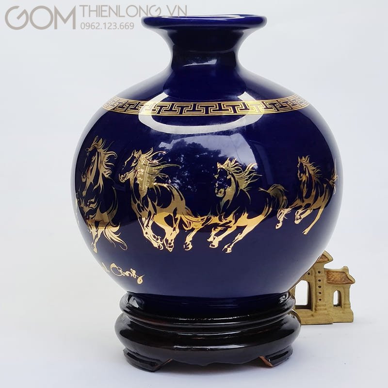 Bộ đồ thờ cúng gốm sứ Bát Tràng màu xanh, mang lại may mắn và bình an cho người tuổi Bính Tý 1996.
