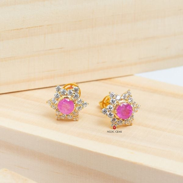 Bộ trang sức đá ruby hồng sang trọng, phù hợp với người tìm hiểu đá ruby hợp mệnh gì