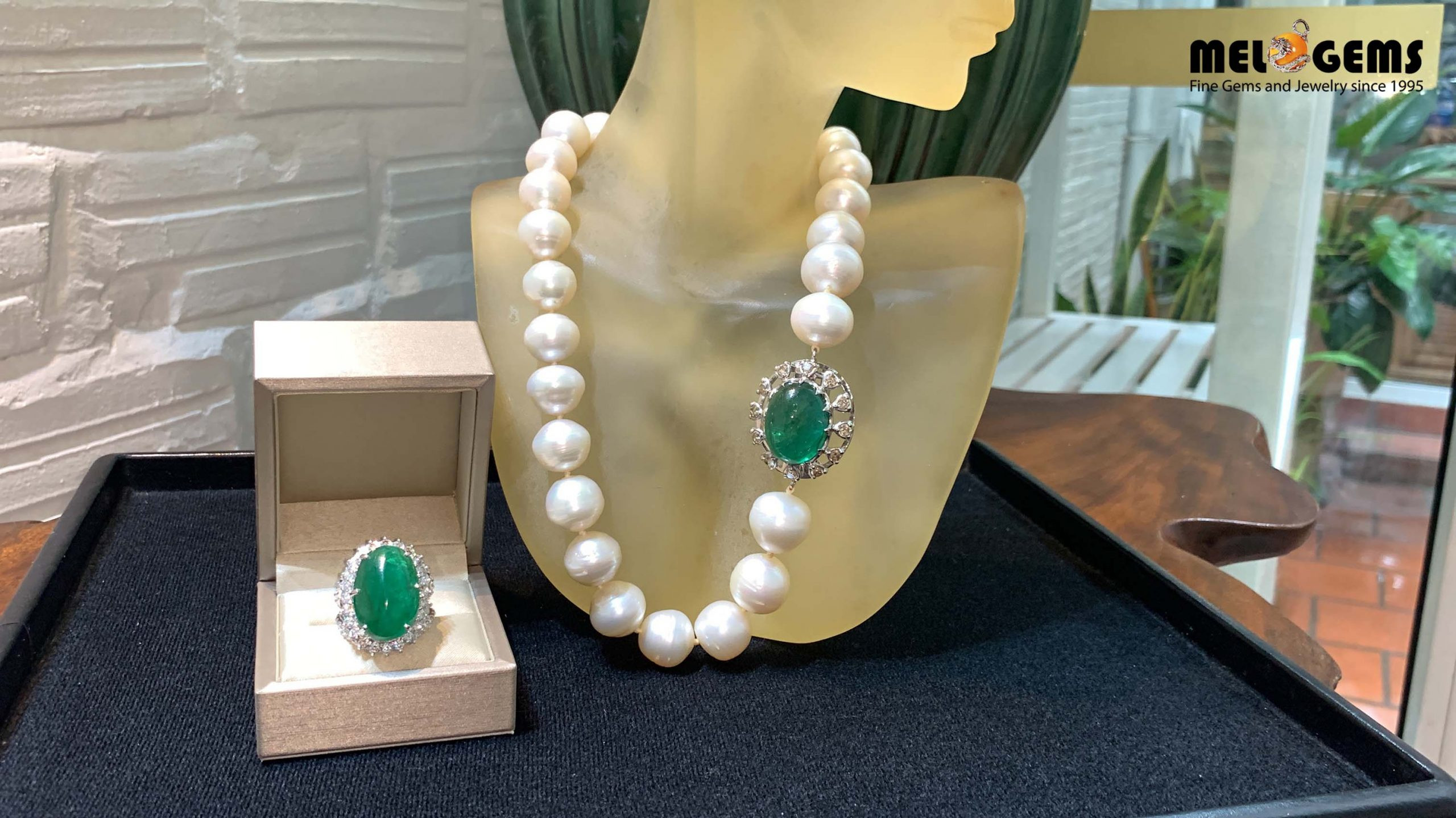 Bộ trang sức ngọc phỉ thúy và ngọc trai sang trọng