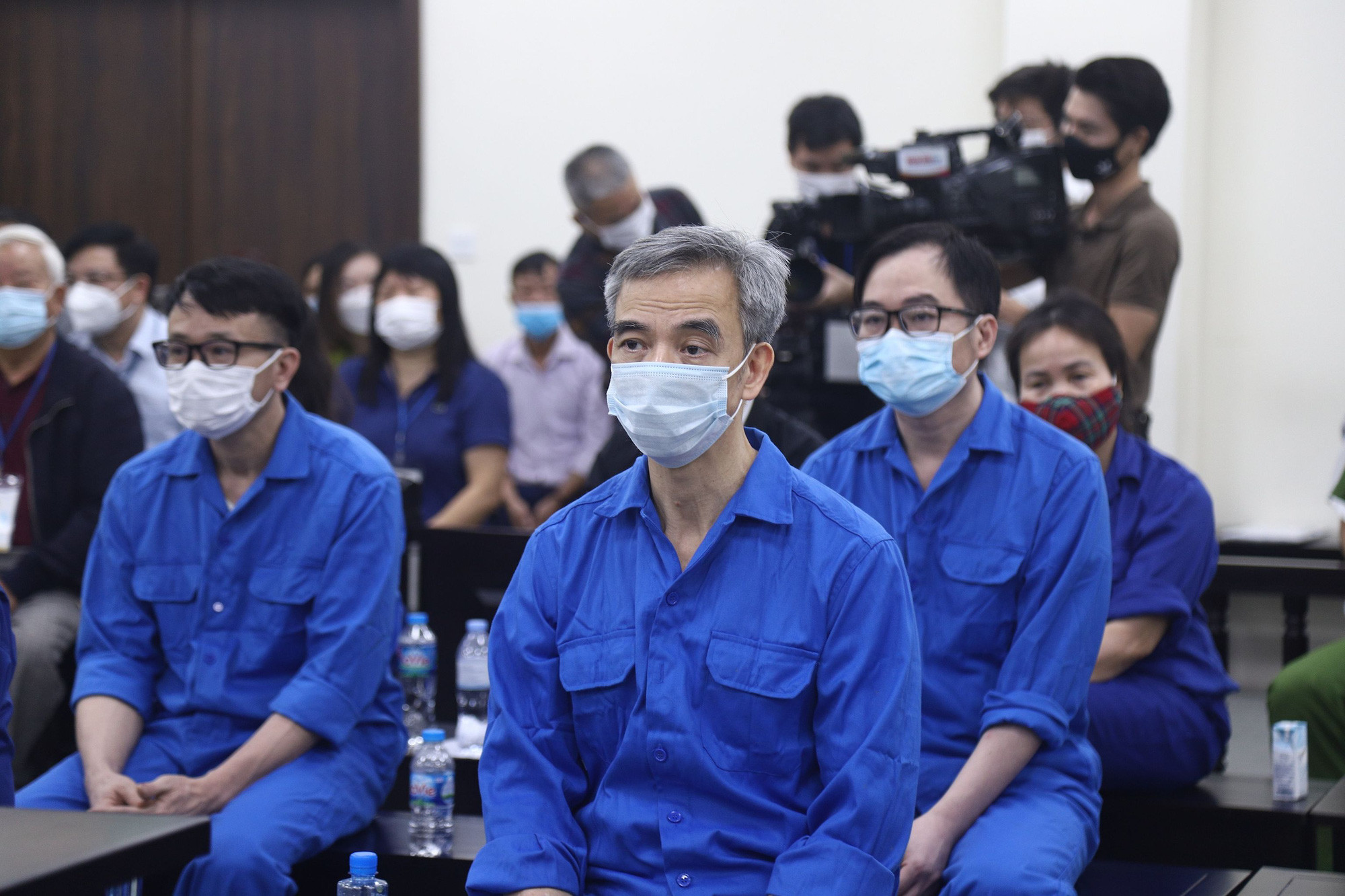Các bị cáo trong vụ án bác sĩ đi tù vì cứu người và sai phạm đấu thầu.