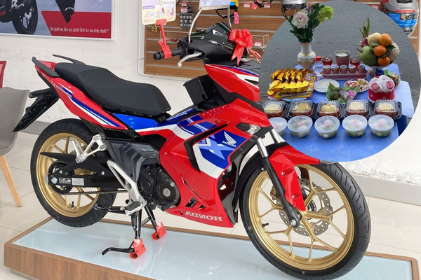 Các lễ vật cúng xe máy mới mua gồm hoa quả, bánh kẹo, nhang đèn