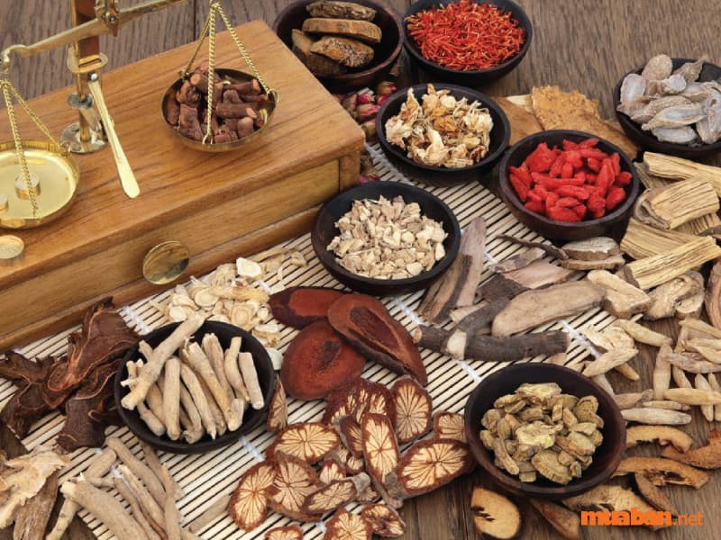 Cảnh nhà cửa sáng sủa ban ngày và lung linh về đêm, so sánh thời điểm **xông nhà giờ nào tốt** nhất để đạt hiệu quả cao.