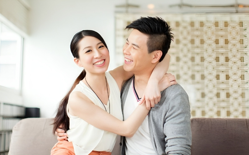 Cặp đôi nắm tay nhau, biểu tượng của tình yêu và sự hòa hợp trong hôn nhân