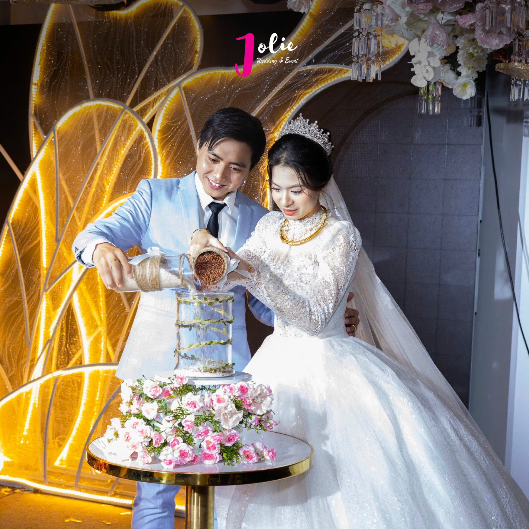 cặp đôi xem lịch chọn ngày cưới, biểu tượng cho việc xem ngày cưới theo tuổi vợ chồng 2025