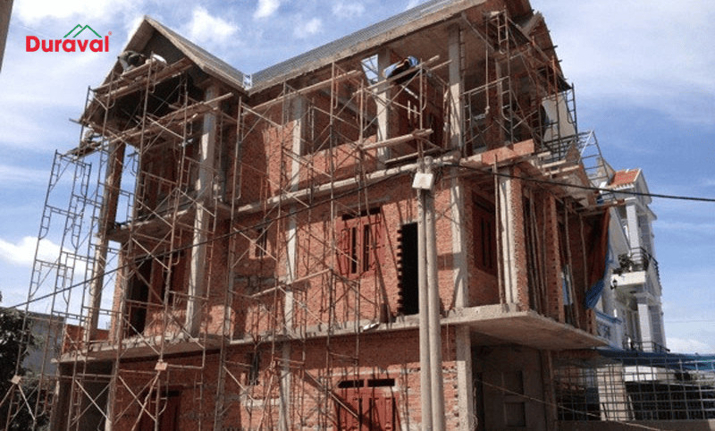 Cặp vợ chồng thảo luận về việc bao nhiêu tuổi thì làm nhà không cần xem tuổi và tầm quan trọng của phong thủy.