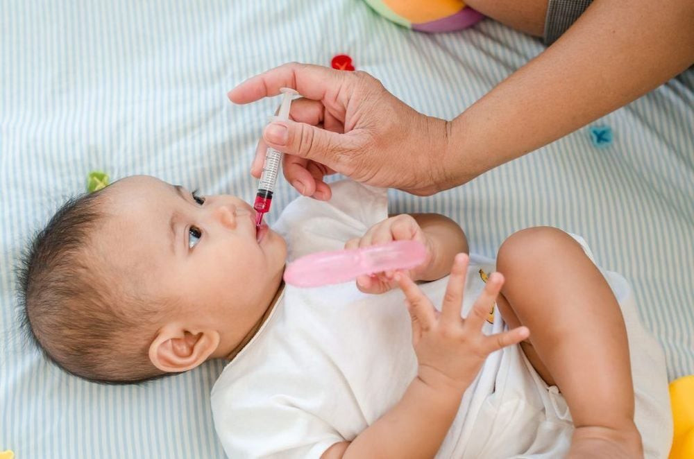 Cha mẹ tham khảo ý kiến bác sĩ về kẽm uống giờ nào tốt cho con để đảm bảo an toàn và hiệu quả