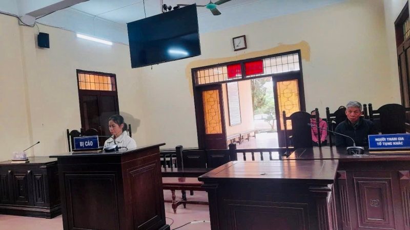 Cha mẹ và con cái thảo luận về quy định an toàn giao thông