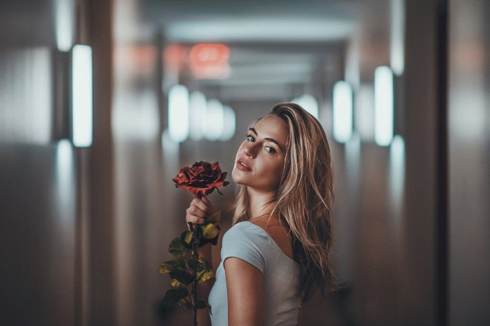 Chân dung người Xử Nữ trầm tư, phản ánh tính cách lạnh lùng và đòi hỏi sự chân thành.
