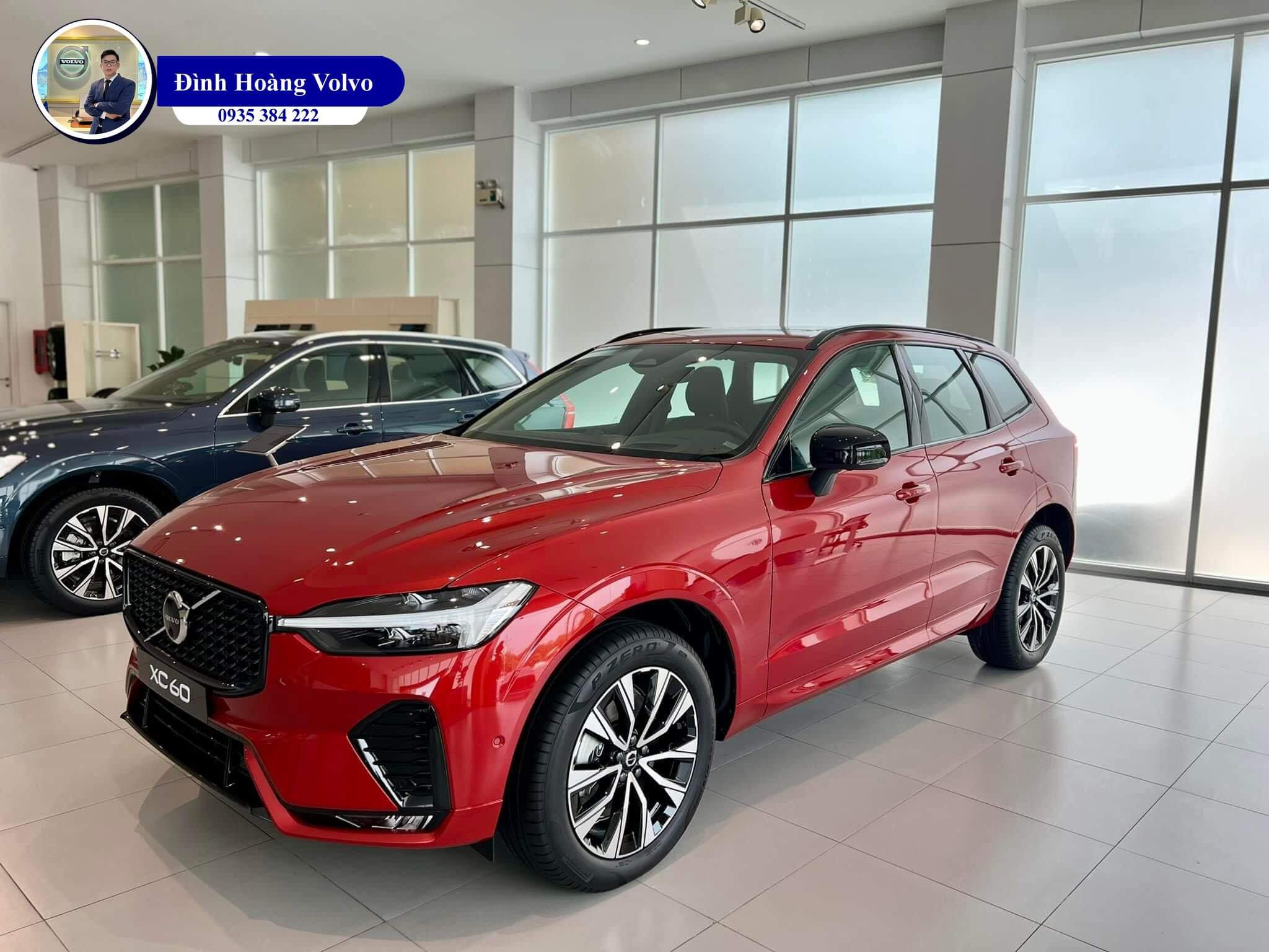 Chiếc xe hơi sang trọng màu đỏ tươi đậu trong không gian trưng bày cao cấp, thu hút mọi ánh nhìn.