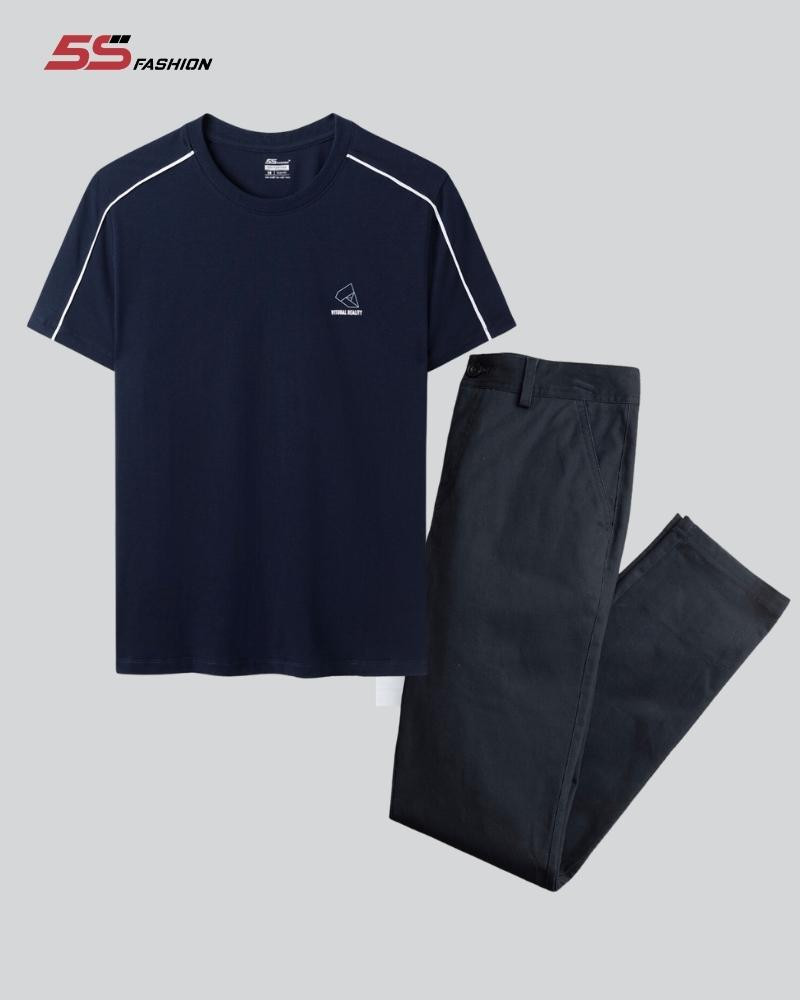Chọn áo T-shirt đen phối quần kaki dài cho Giáp Thân