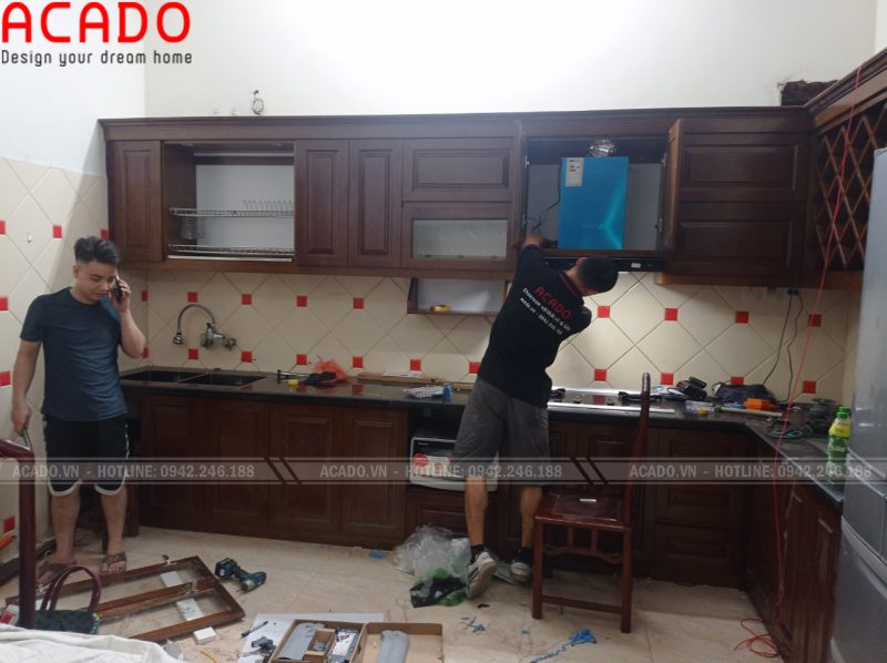 Chuyên gia thi công tủ bếp tại Gia Lâm đang kiểm tra bản vẽ thiết kế