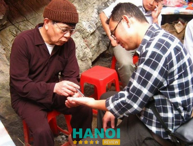 Chuyên gia tử vi online đang luận giải lá số trên màn hình máy tính