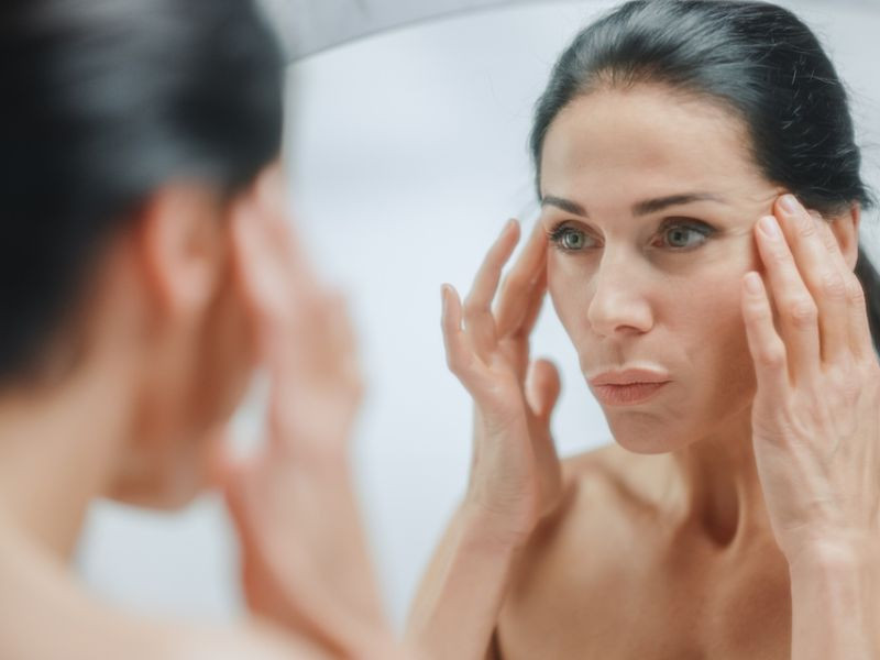 Da mặt phụ nữ tuổi 40 xuất hiện nếp nhăn và nám sạm do thiếu hụt collagen