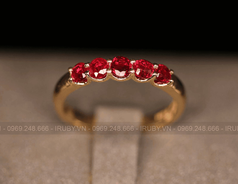 Đá Ruby, biểu tượng của năng lượng Hỏa, là vật phẩm phong thủy lý tưởng cho nữ Bính Dần 1986 để hóa giải xung khắc trong tử vi Bính Dần 2026