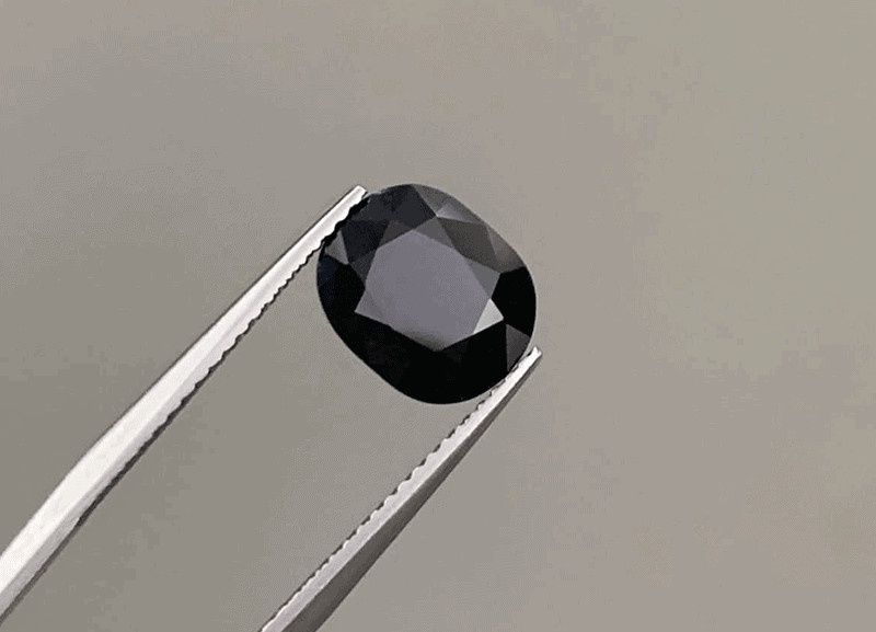 Đá Sapphire Đen giúp tử vi tuổi Nhâm Tuất 1982 nam mạng năm 2026 hóa giải sát khí và thu hút năng lượng tích cực