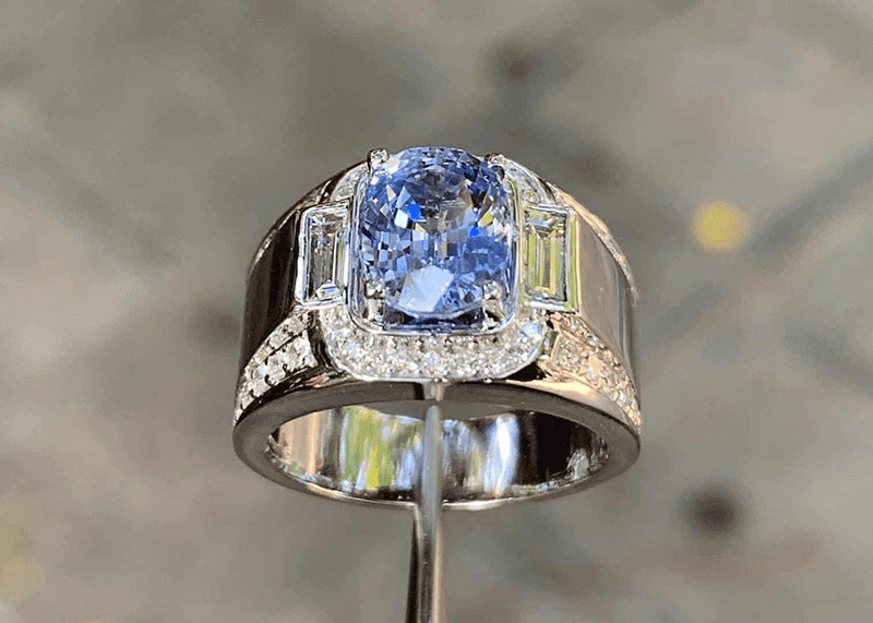Đối với mệnh Trường Lưu Thủy của nam Quý Tỵ, trang sức đá quý màu xanh sẽ giúp họ cân bằng năng lượng rất tốt trong năm 2025
