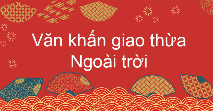 Gia chủ đọc văn khấn cúng ngoài sân trong đêm giao thừa thiêng liêng