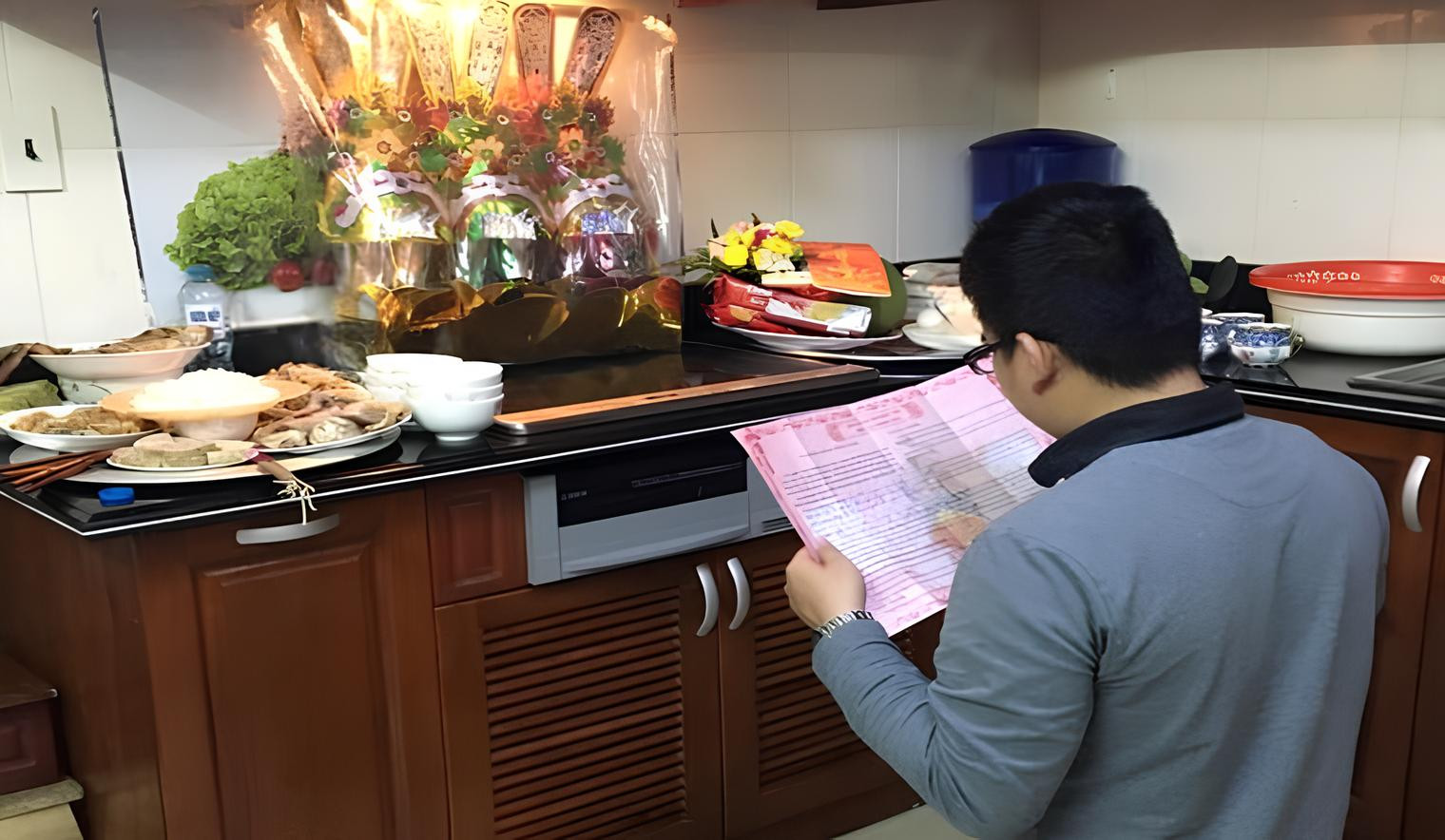 Gia chủ thành kính đọc văn khấn trong lễ cúng ông táo