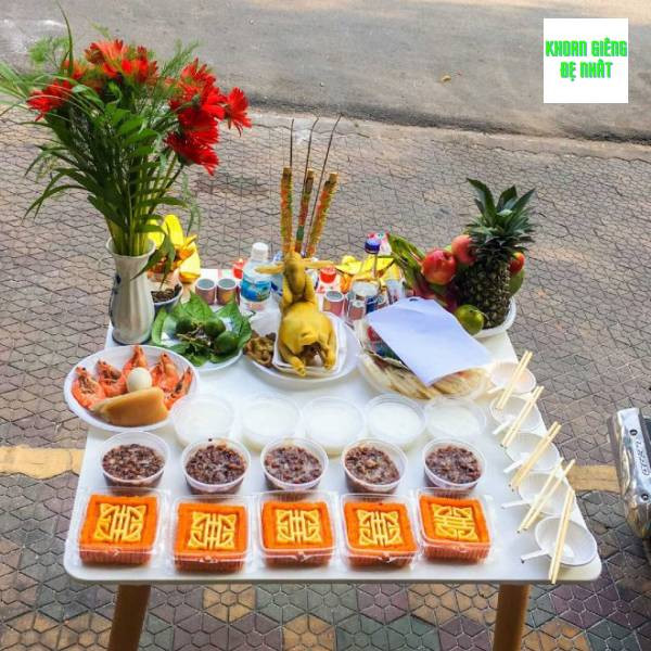 Gia chủ thực hiện nghi thức sắm lễ cúng khoan giếng