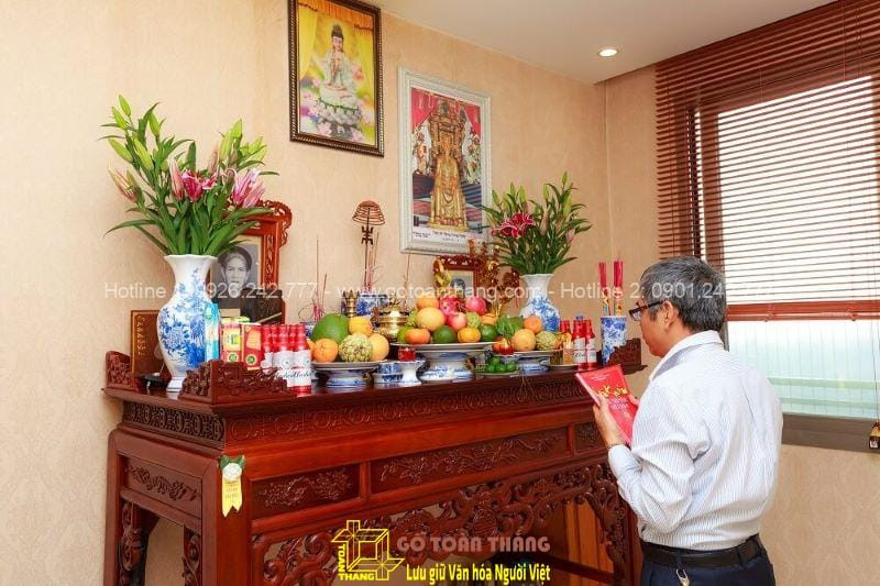 Gia đình chuẩn bị lễ cúng 49 ngày tại ban thờ gia tiên