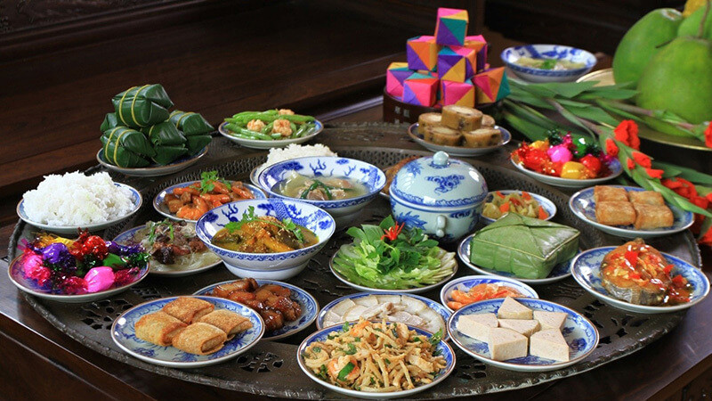 Gia đình chuẩn bị lễ cúng tất niên vào chiều cuối năm