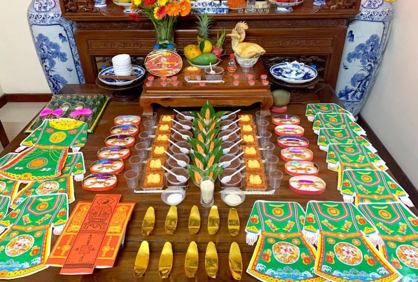 Gia đình chuẩn bị mâm cúng mụ cho bé gái