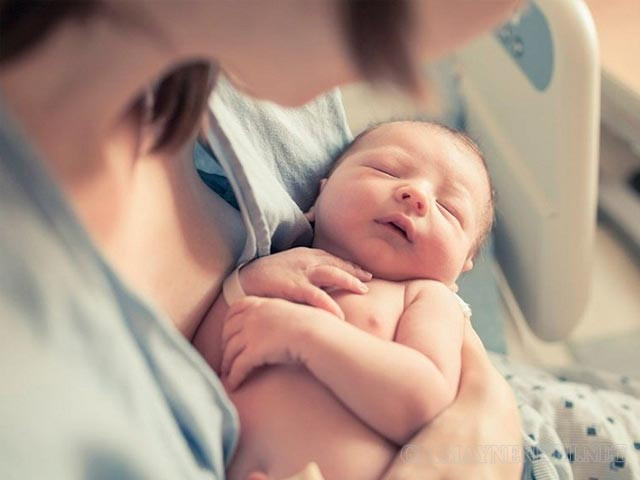 Gia đình hạnh phúc minh họa quan niệm con trai ẩn tuổi mẹ
