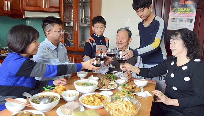 Gia đình quây quần bên bàn thờ trong lễ cúng tất niên