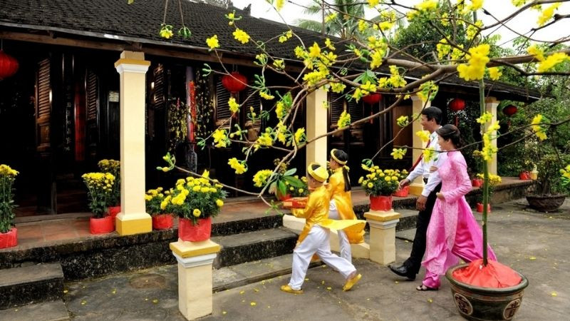 Gia đình quây quần ngày đầu năm mới, xem tử vi canh thìn năm 2024 để xông nhà