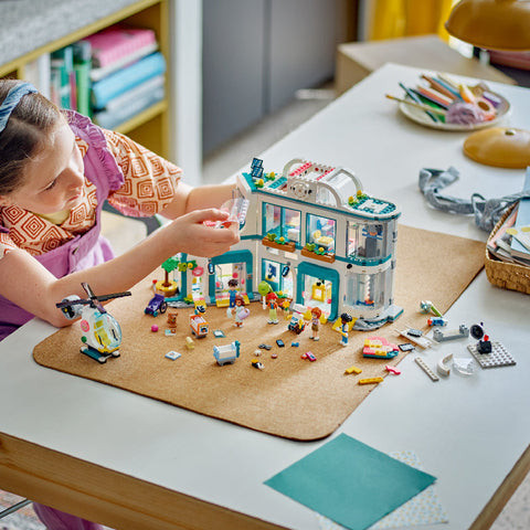 Hai bé gái chơi lắp ráp Lego, phát triển kỹ năng xã hội, hợp tác và sáng tạo thông qua đồ chơi phù hợp lứa tuổi