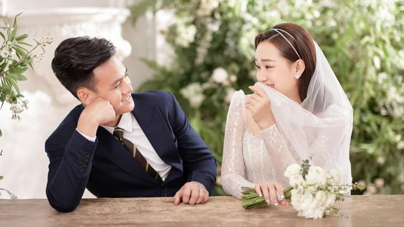Hai người đang trò chuyện vui vẻ, tượng trưng cho mối quan hệ hòa hợp
