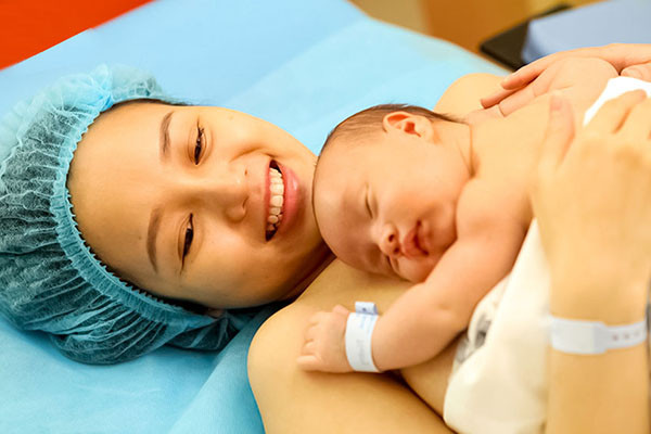 Hình ảnh bé trai tuổi Mão nằm trong nôi, minh họa giờ sinh tốt cho vận mệnh.