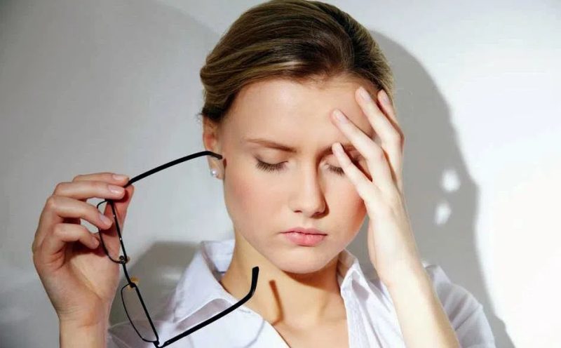Hình ảnh đôi mắt mệt mỏi, căng thẳng, nguyên nhân nháy mắt trái nữ theo khoa học