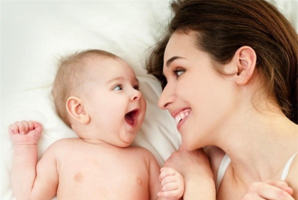 Hình ảnh em bé chào đời, mang ý nghĩa may mắn cho việc xem tử vi năm 2017 theo ngày giờ sinh.