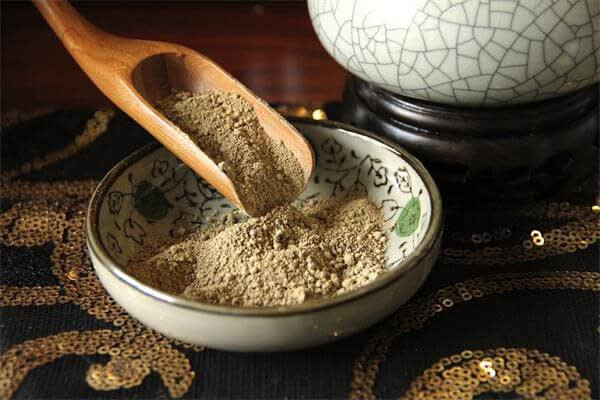 Hình ảnh gia đình sum vầy, gợi ý về việc lựa chọn người **xông nhà giờ nào tốt** để mang lại hạnh phúc và thịnh vượng.