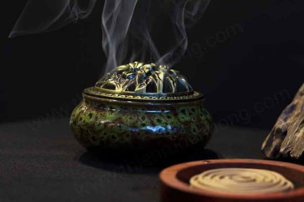 Hình ảnh minh họa ý nghĩa tâm linh của việc xông nhà tẩy uế trong phong thủy, mang lại may mắn và tài lộc.