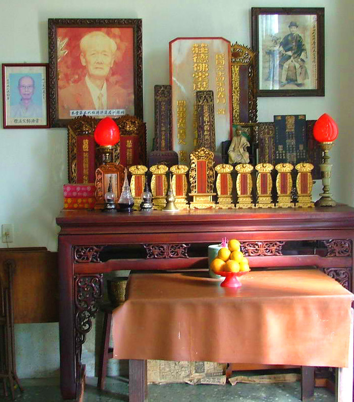 Hình ảnh một bàn thờ gia tiên truyền thống, thể hiện lòng thành kính và sự kết nối tâm linh với tổ tiên trong văn hóa Á Đông