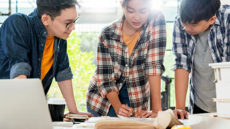 Hình ảnh một nhóm người đang làm việc nhóm, nhấn mạnh tầm quan trọng của hợp tác