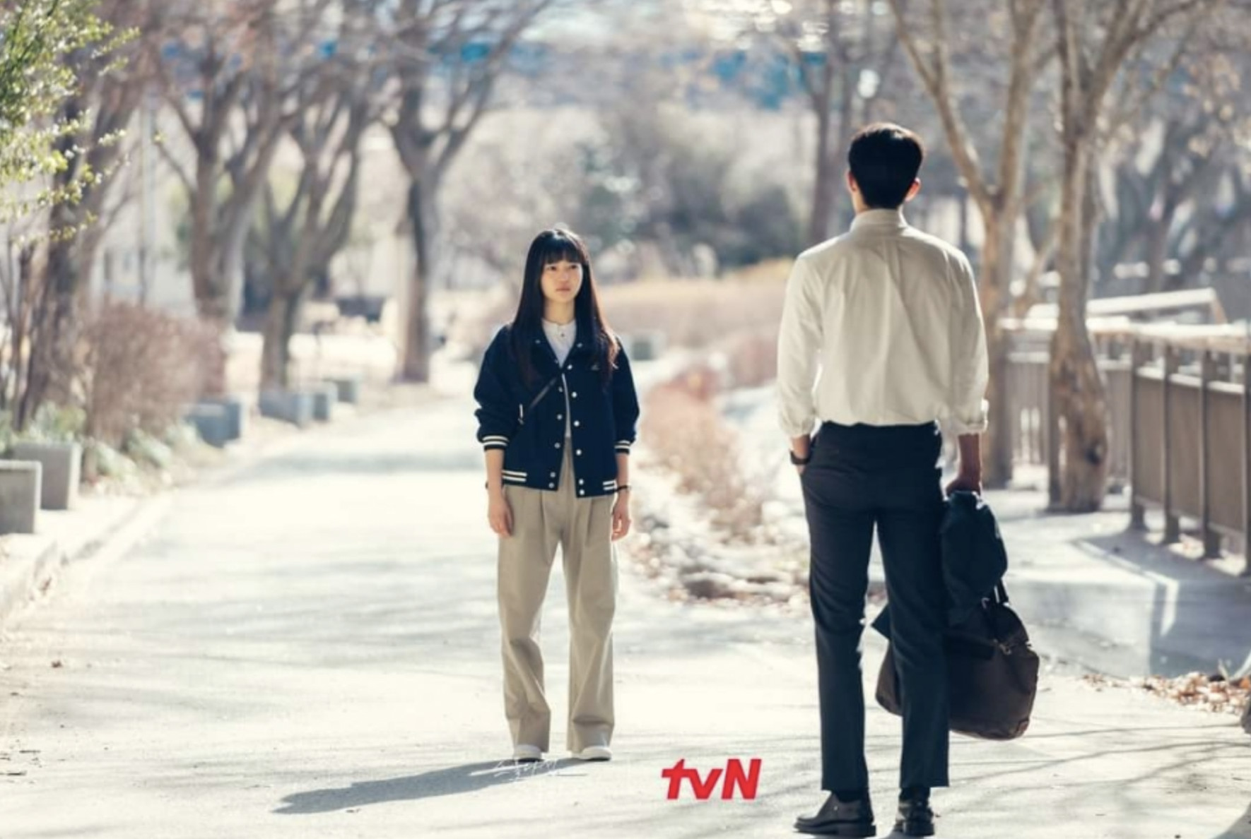 hình ảnh quảng bá phim Tuổi 25 tuổi 21, diễn tả sự gắn bó của Na Hee Do và Baek Yi Jin trước cái kết gây tranh cãi