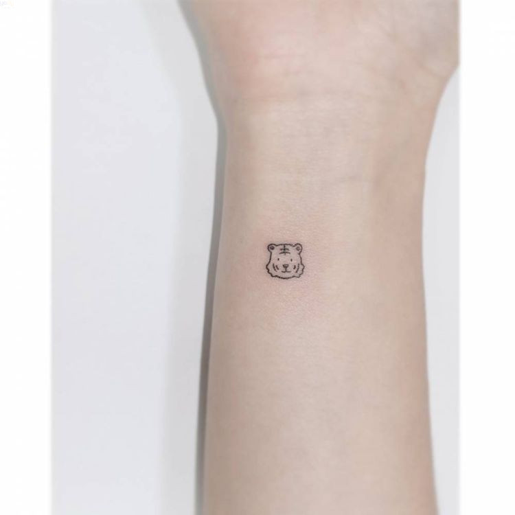 Hình xăm đầu hổ mini ở cổ tay siêu cute